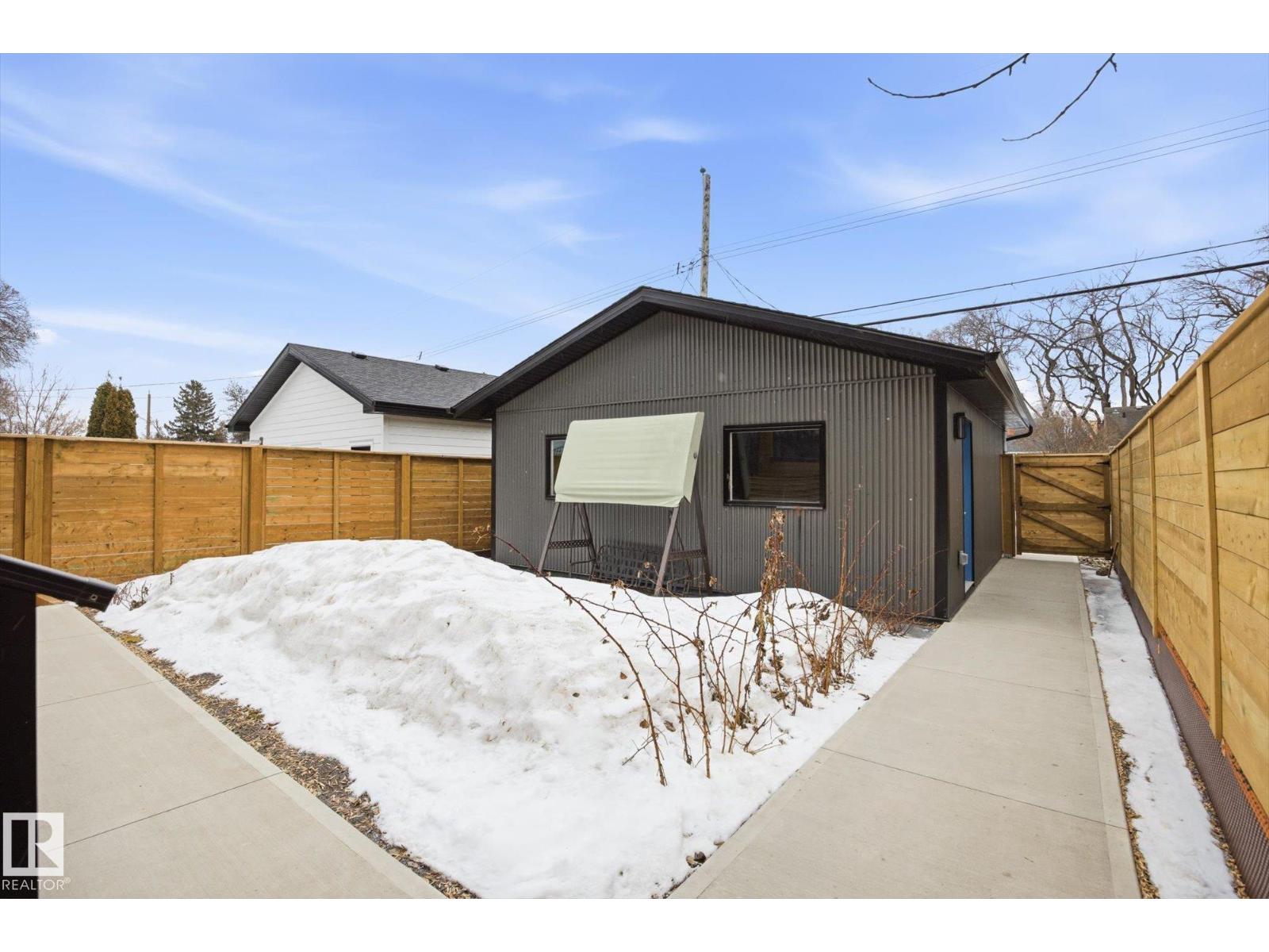 9821 85 AV NW, Edmonton