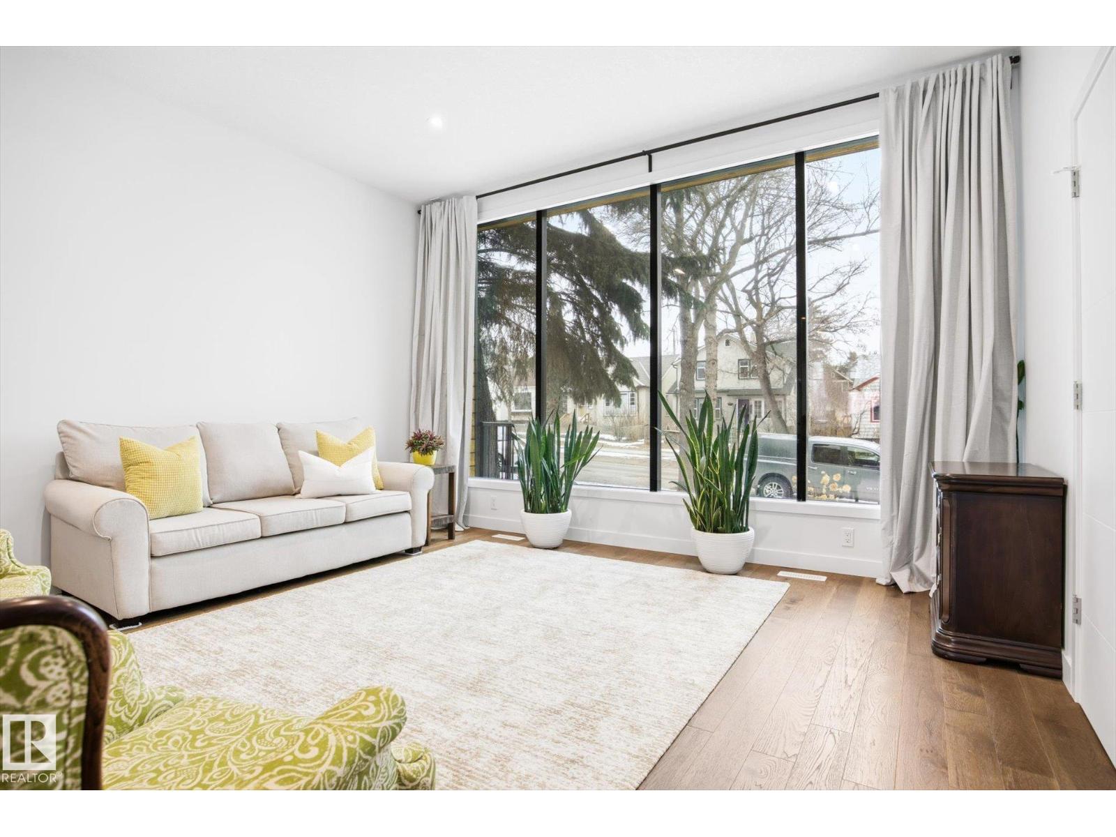 9821 85 AV NW, Edmonton