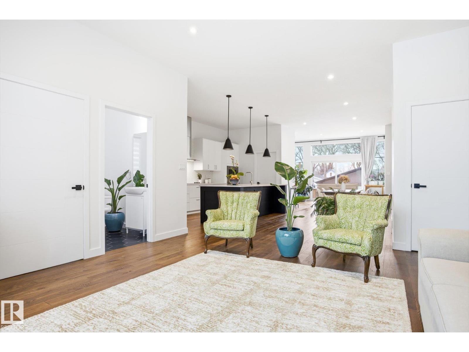 9821 85 AV NW, Edmonton