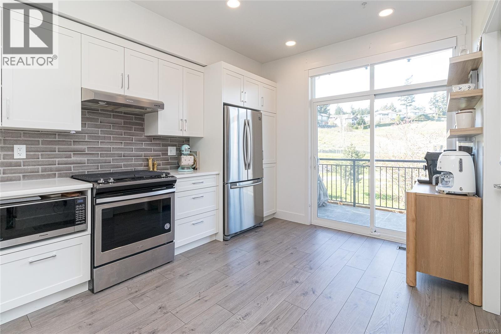 #18 370 LATORIA BLVD - 11