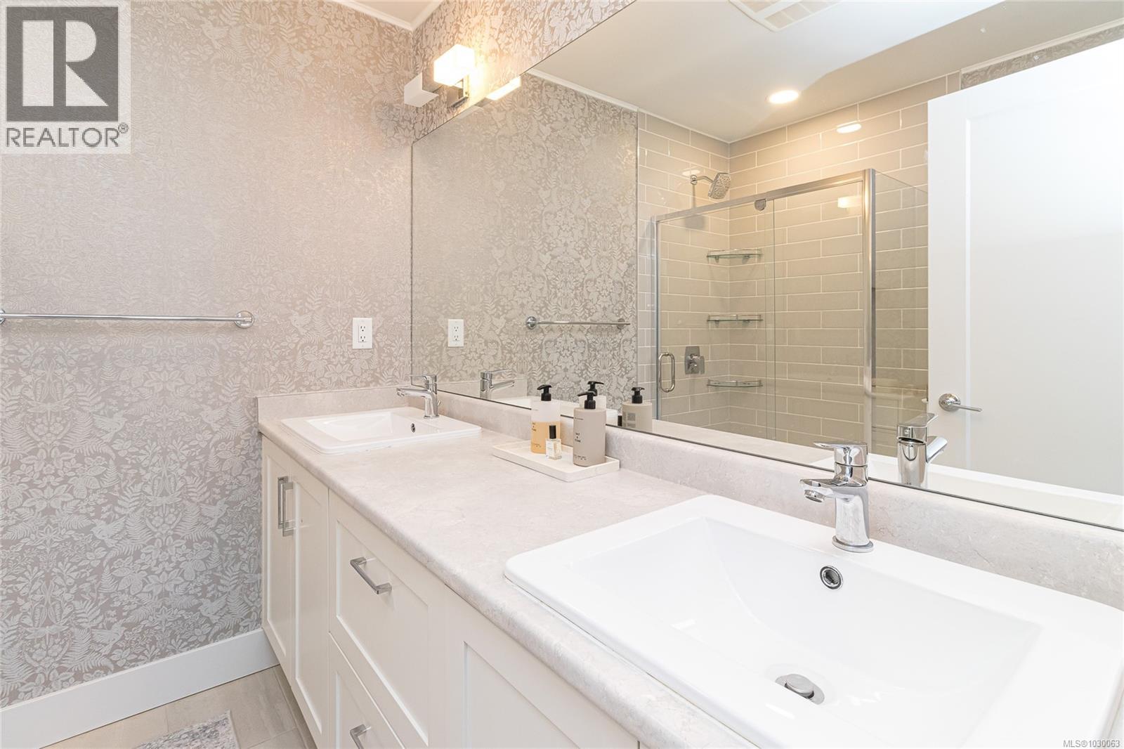 #18 370 LATORIA BLVD - 15