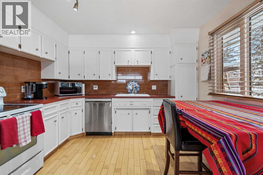 Single Family House Bi-level for Sale in  Oakwood Place SW Oakridge Calgary 