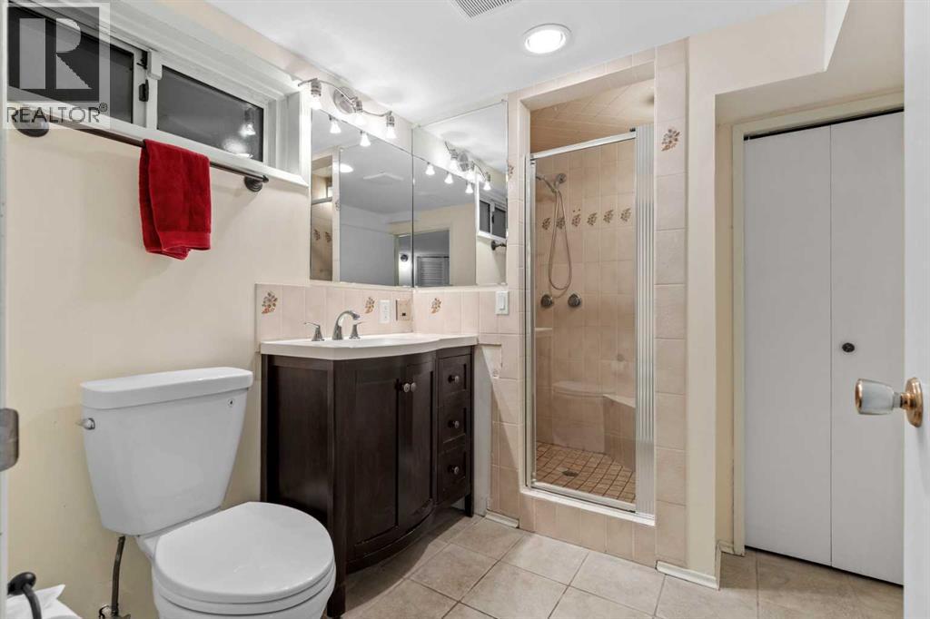 Single Family House Bi-level for Sale in  Oakwood Place SW Oakridge Calgary 