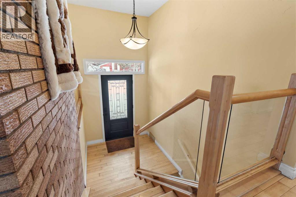 Single Family House Bi-level for Sale in  Oakwood Place SW Oakridge Calgary 