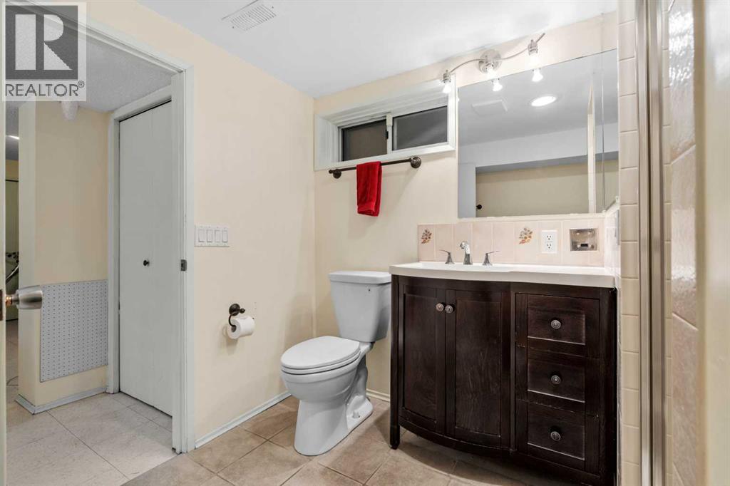 Single Family House Bi-level for Sale in  Oakwood Place SW Oakridge Calgary 