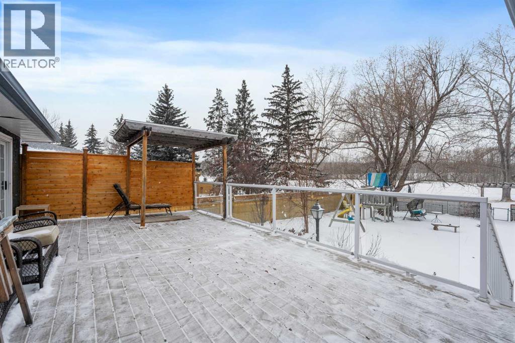 Single Family House Bi-level for Sale in  Oakwood Place SW Oakridge Calgary 