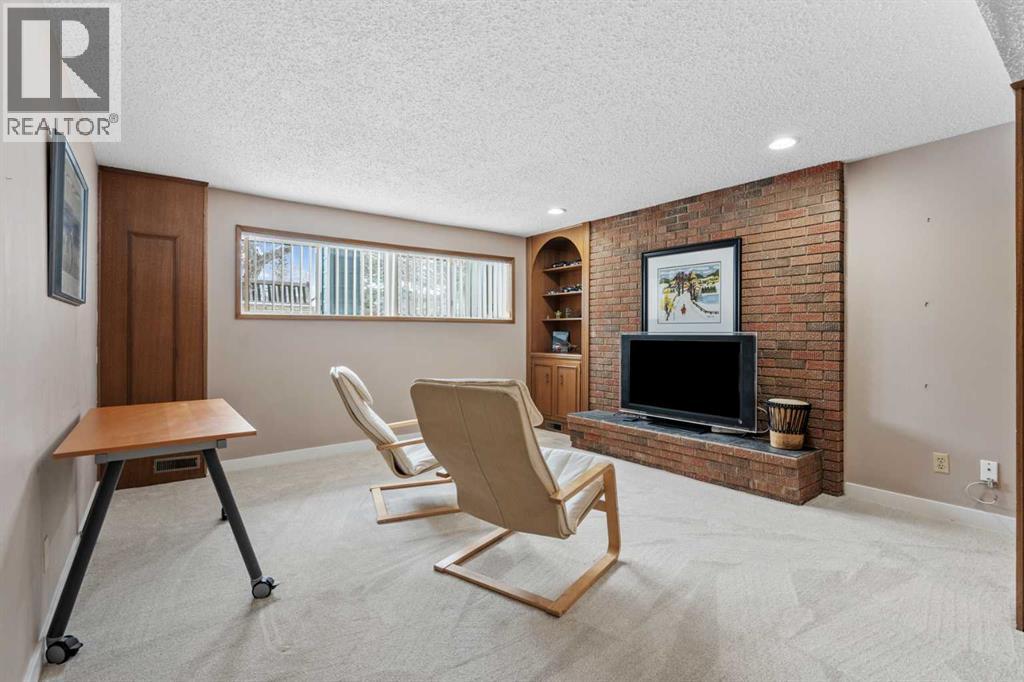 Single Family House Bi-level for Sale in  Oakwood Place SW Oakridge Calgary 