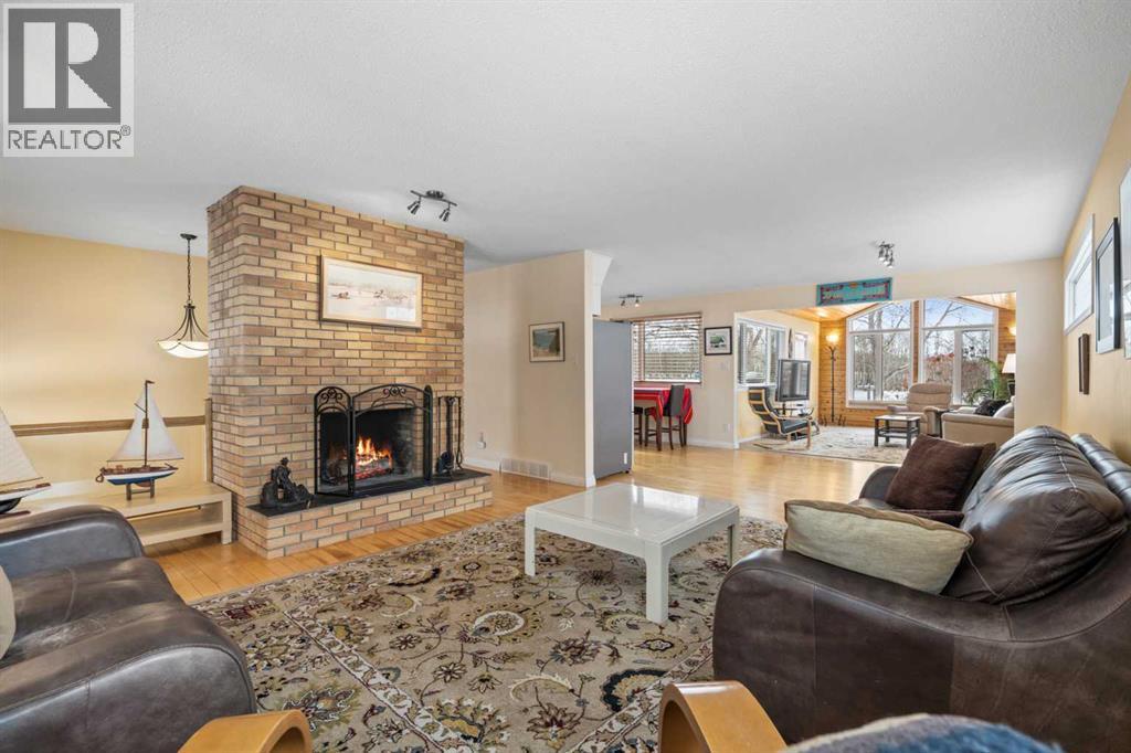 Single Family House Bi-level for Sale in  Oakwood Place SW Oakridge Calgary 