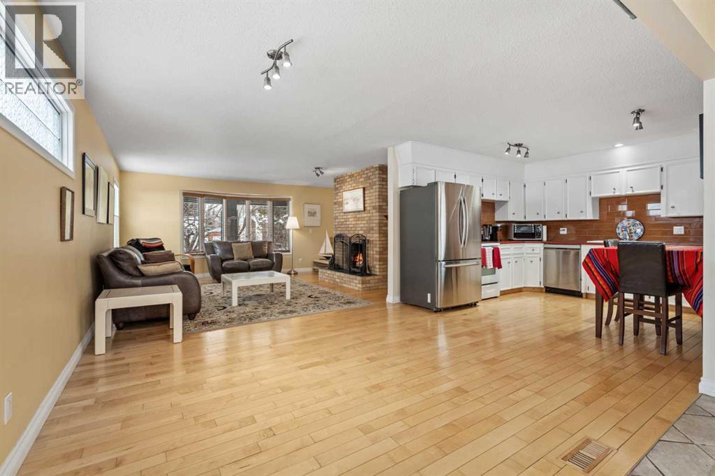 Single Family House Bi-level for Sale in  Oakwood Place SW Oakridge Calgary 