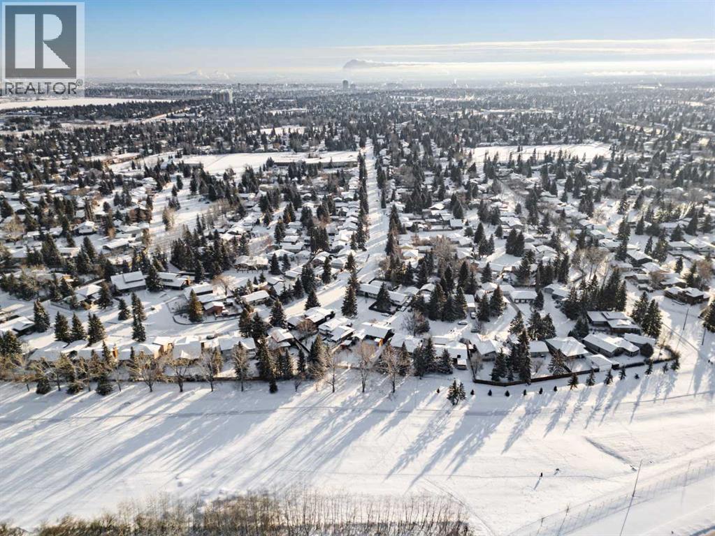 Single Family House Bi-level for Sale in  Oakwood Place SW Oakridge Calgary 