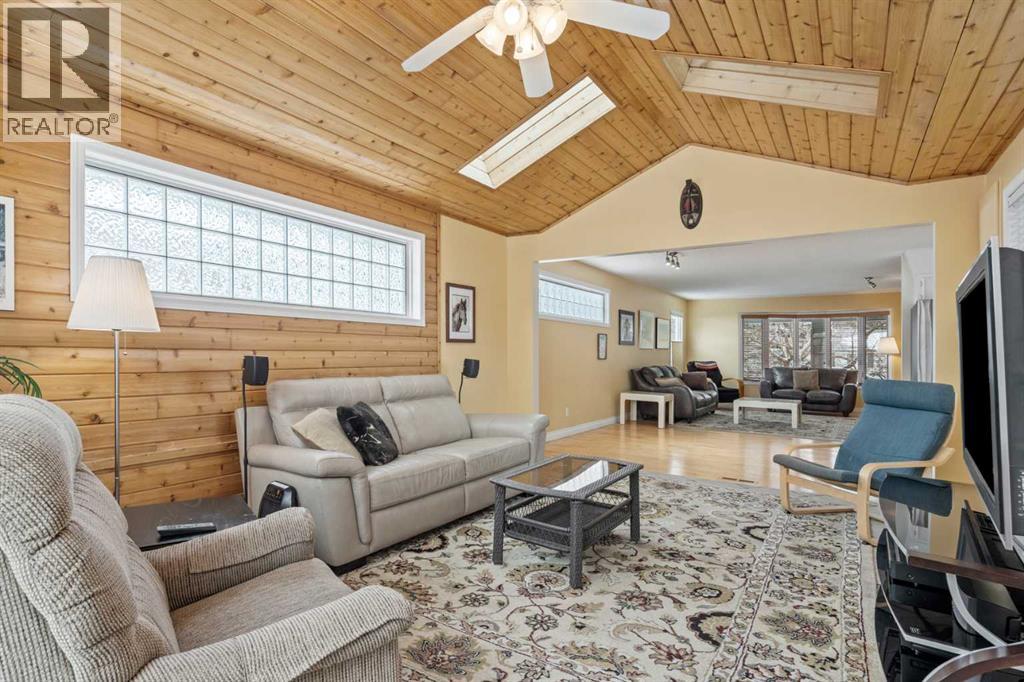 Single Family House Bi-level for Sale in  Oakwood Place SW Oakridge Calgary 