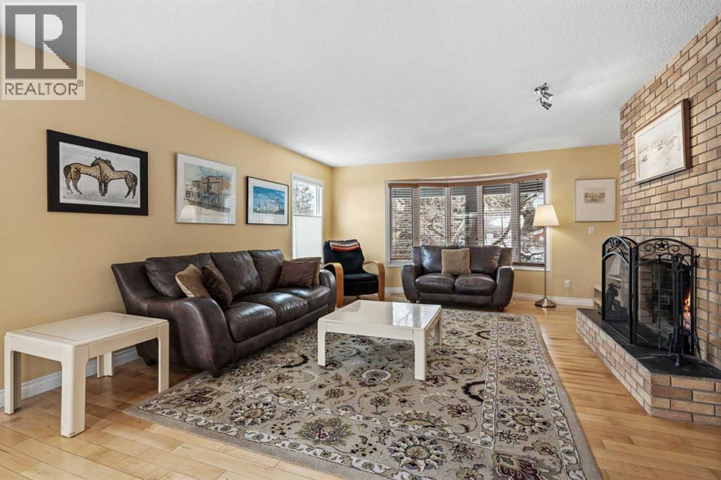 Single Family House Bi-level for Sale in  Oakwood Place SW Oakridge Calgary 