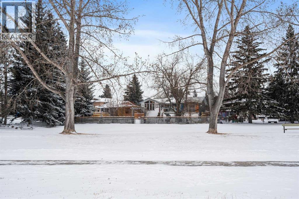 Single Family House Bi-level for Sale in  Oakwood Place SW Oakridge Calgary 