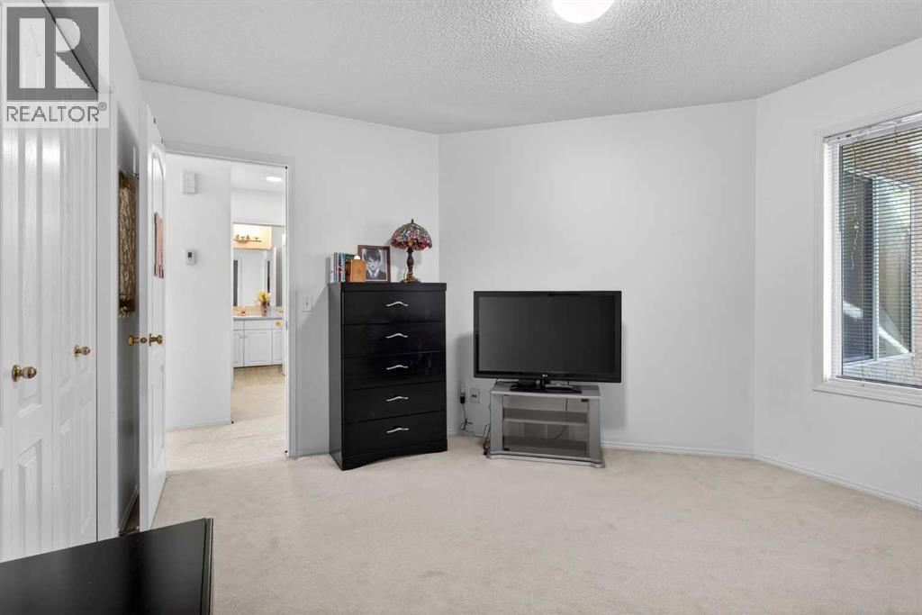 Single Family House for Sale in  Sierra Morena Green SW Signal Hill Calgary 