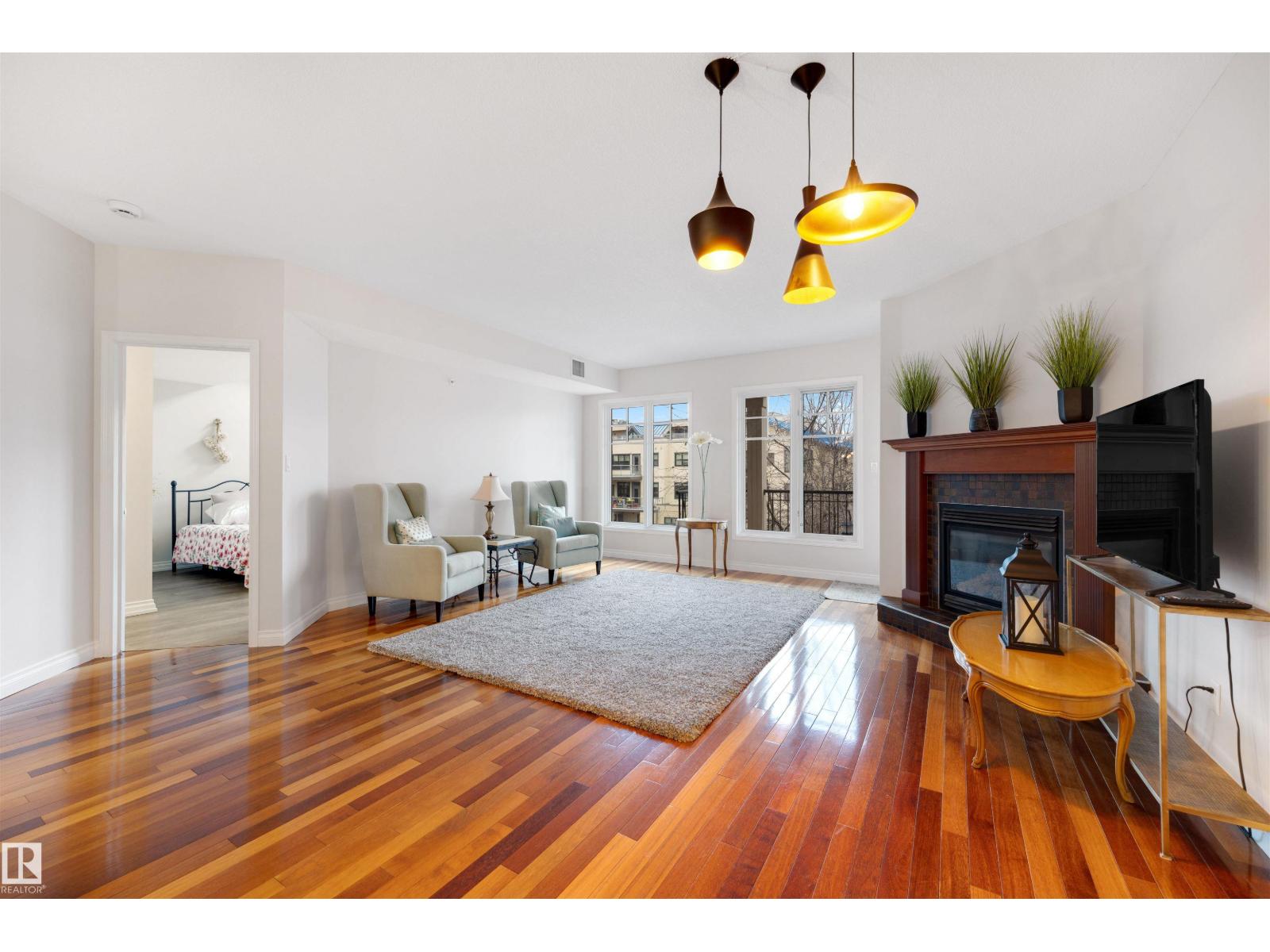 #305 9803 96A ST NW - 11