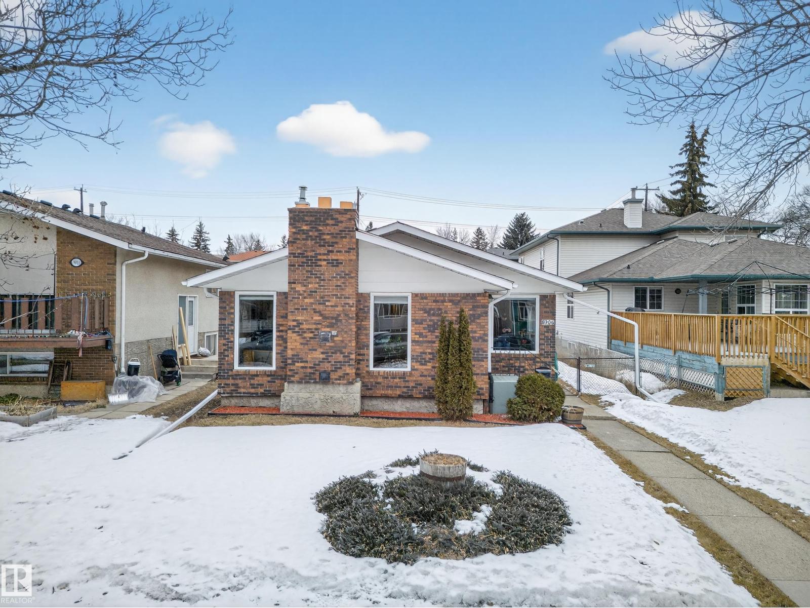 8906 83 AV NW, Edmonton