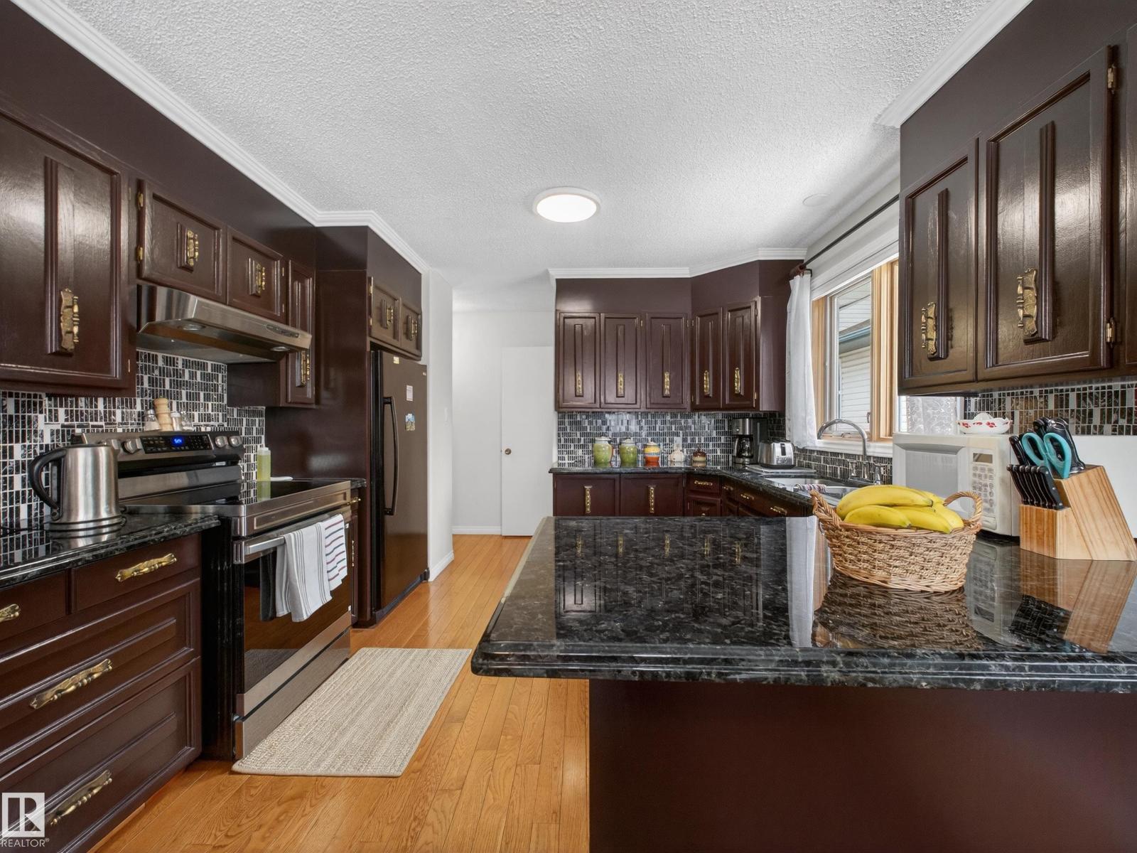 8906 83 AV NW, Edmonton