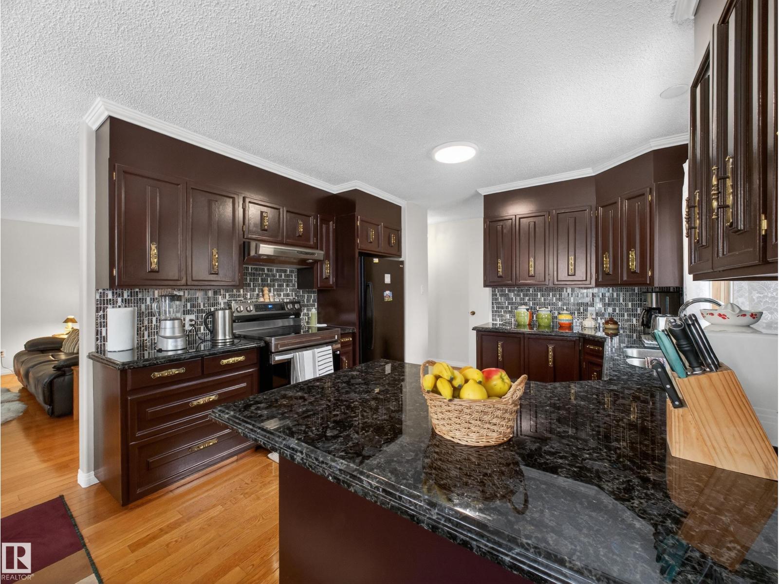 8906 83 AV NW, Edmonton