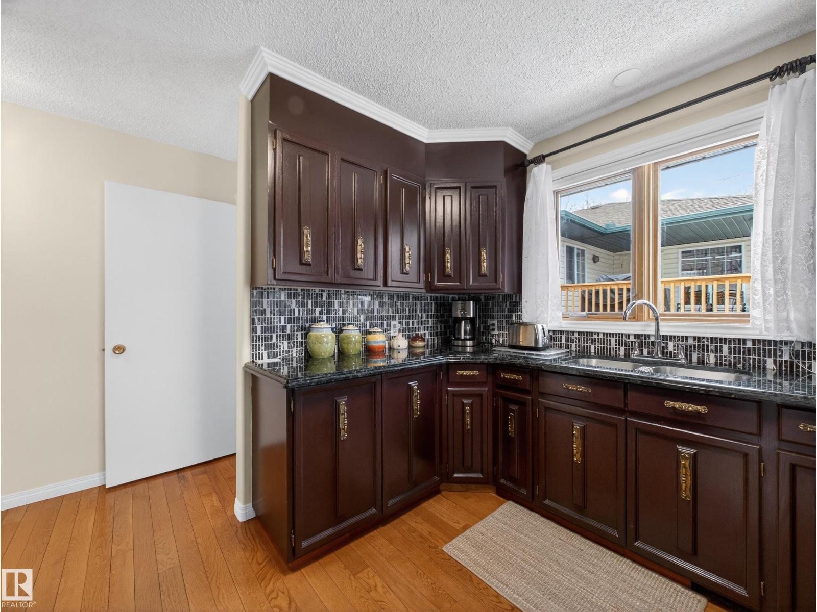 8906 83 AV NW, Edmonton