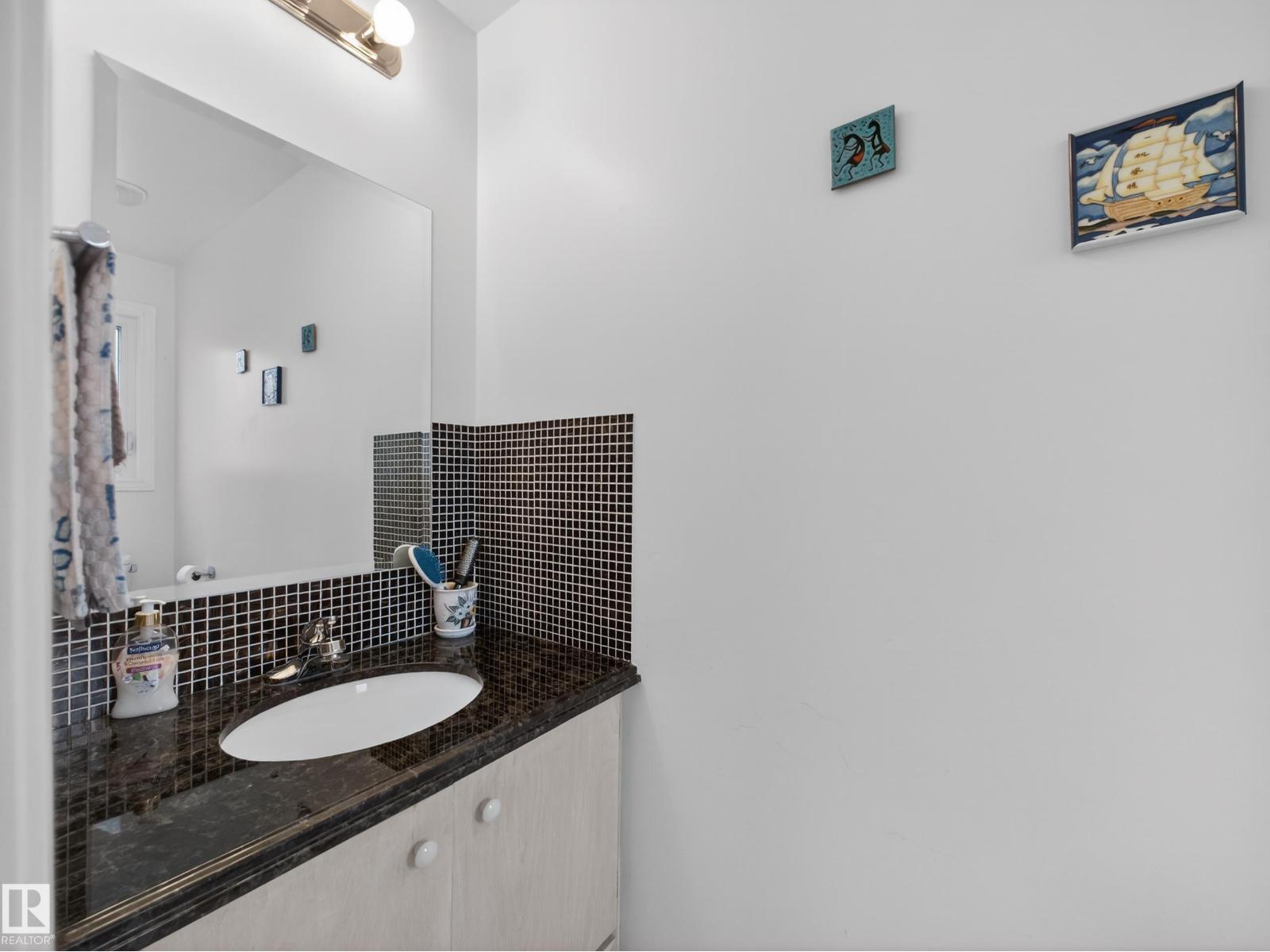 8906 83 AV NW, Edmonton