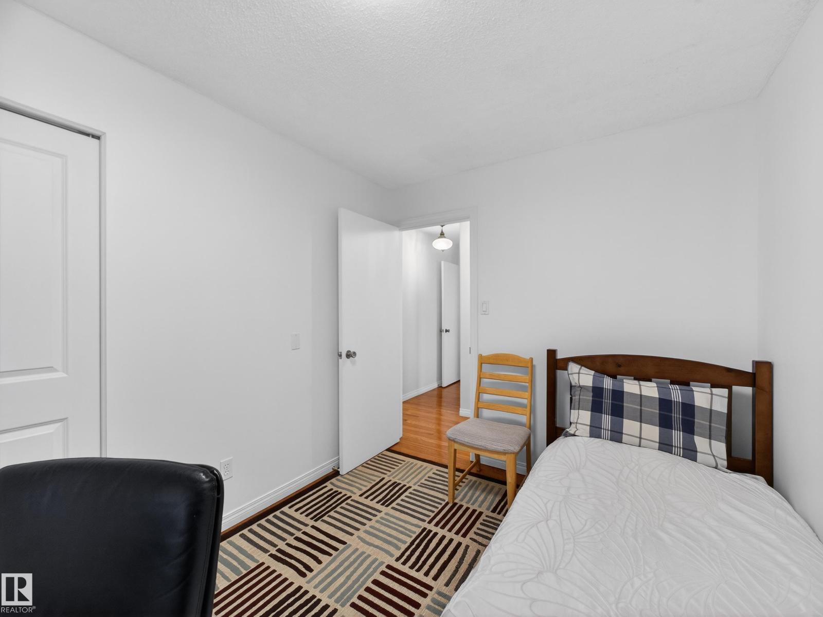 8906 83 AV NW, Edmonton