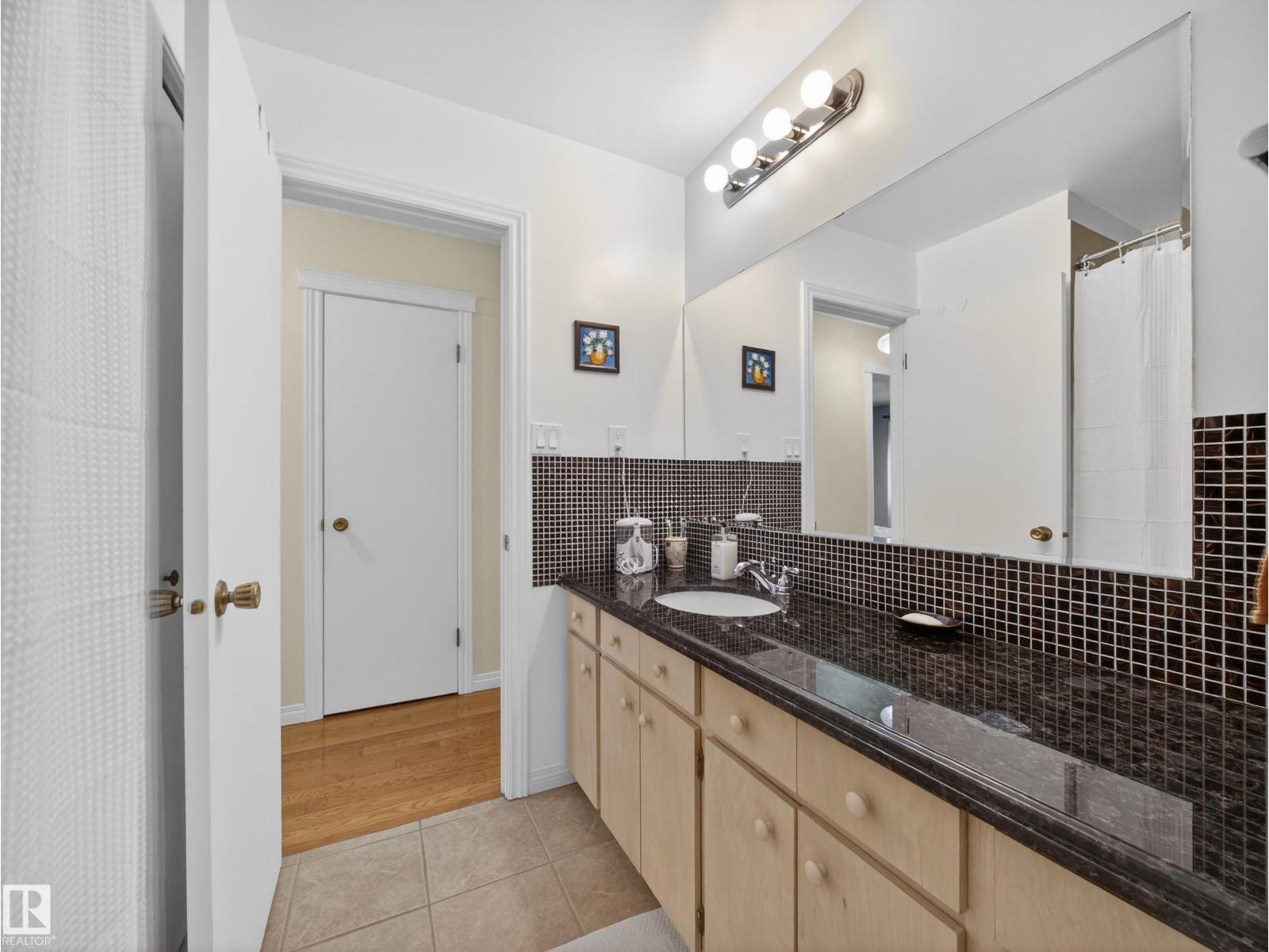 8906 83 AV NW, Edmonton