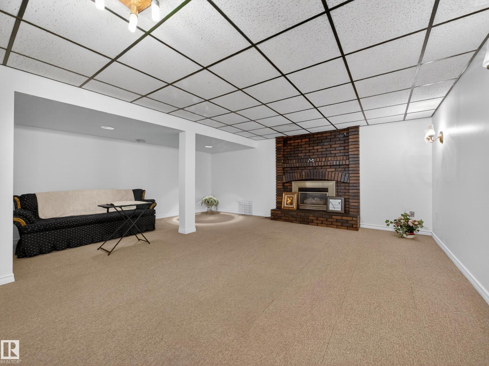 8906 83 AV NW, Edmonton