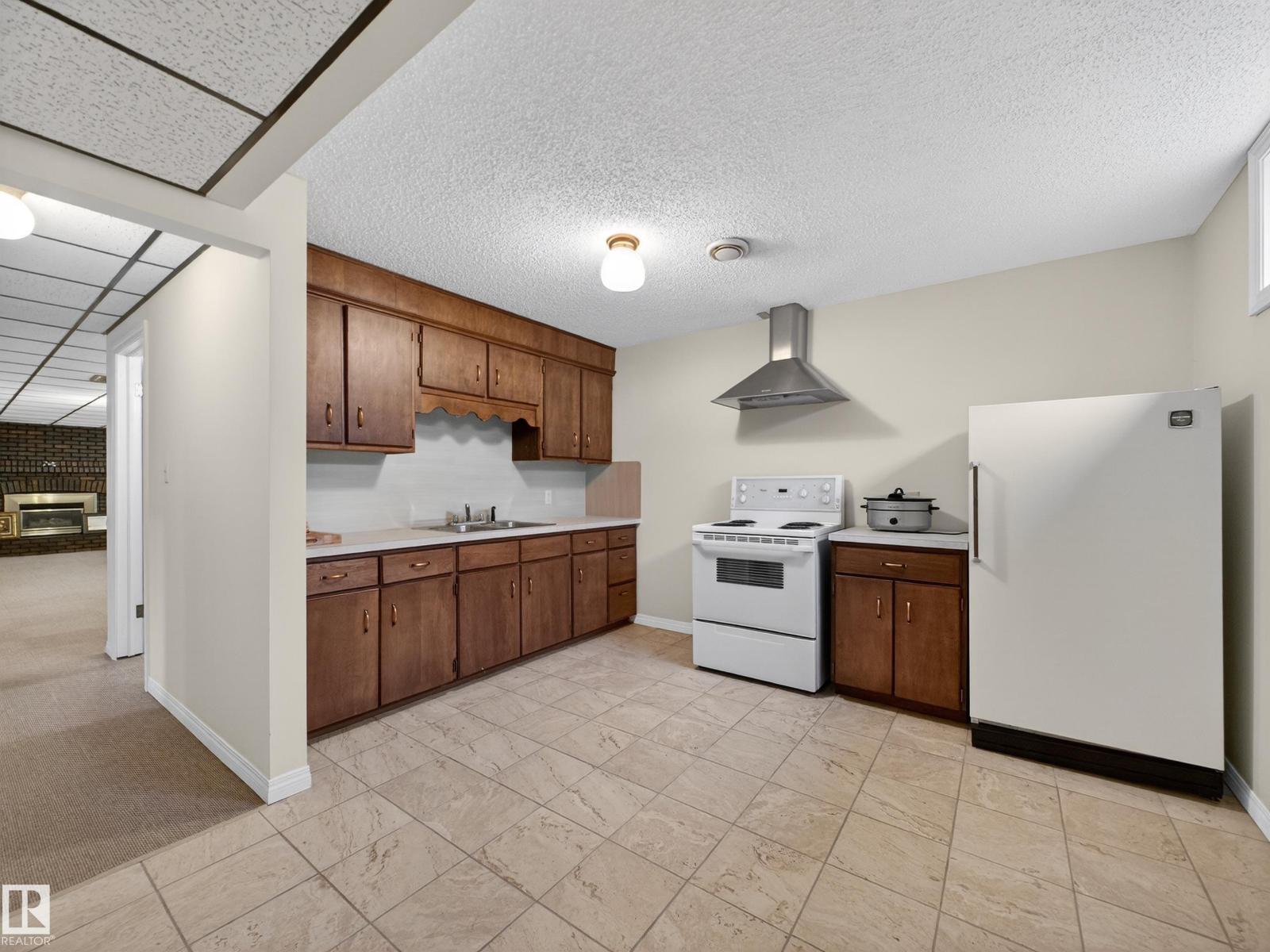 8906 83 AV NW, Edmonton