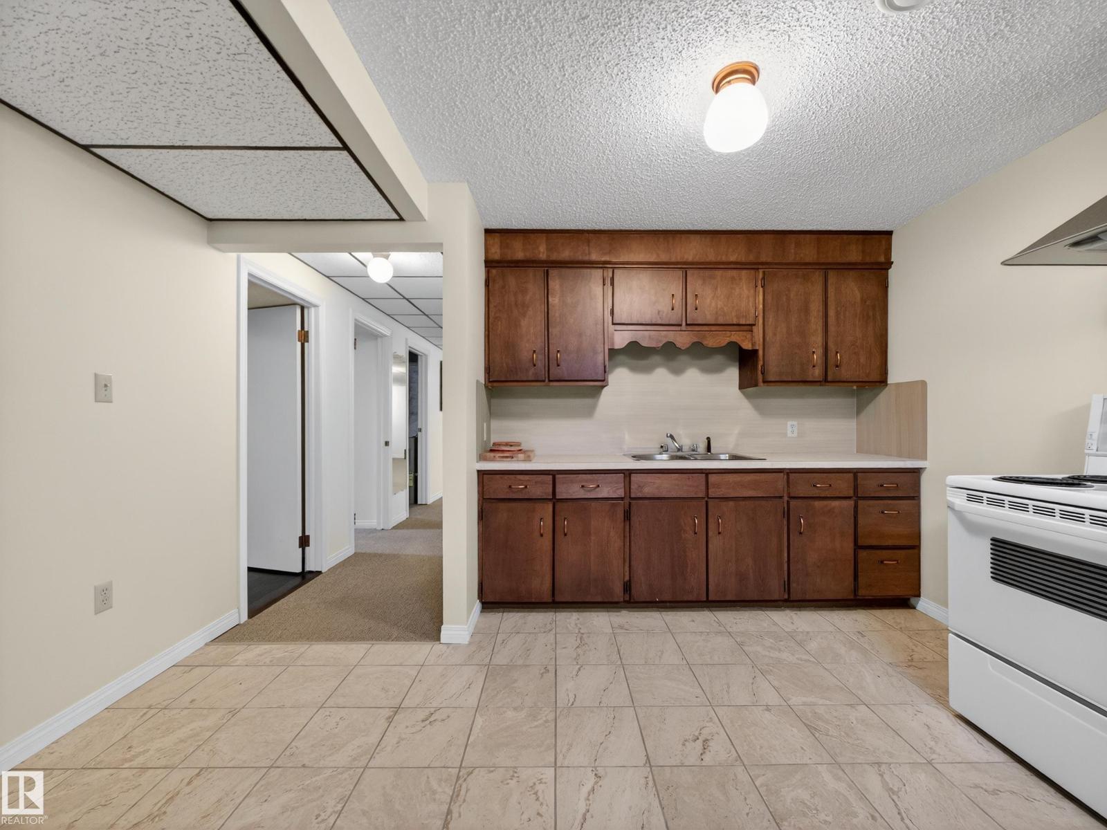 8906 83 AV NW, Edmonton