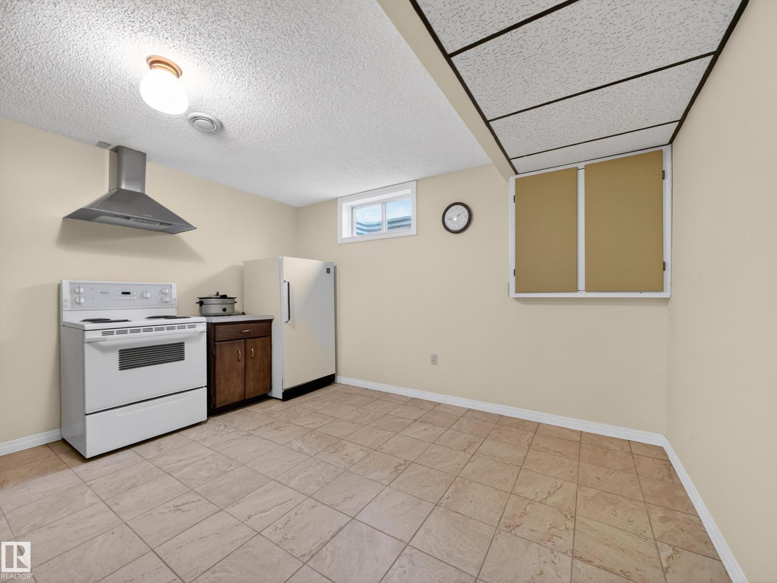 8906 83 AV NW, Edmonton