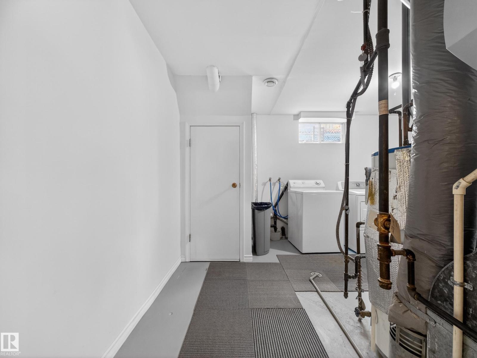 8906 83 AV NW, Edmonton