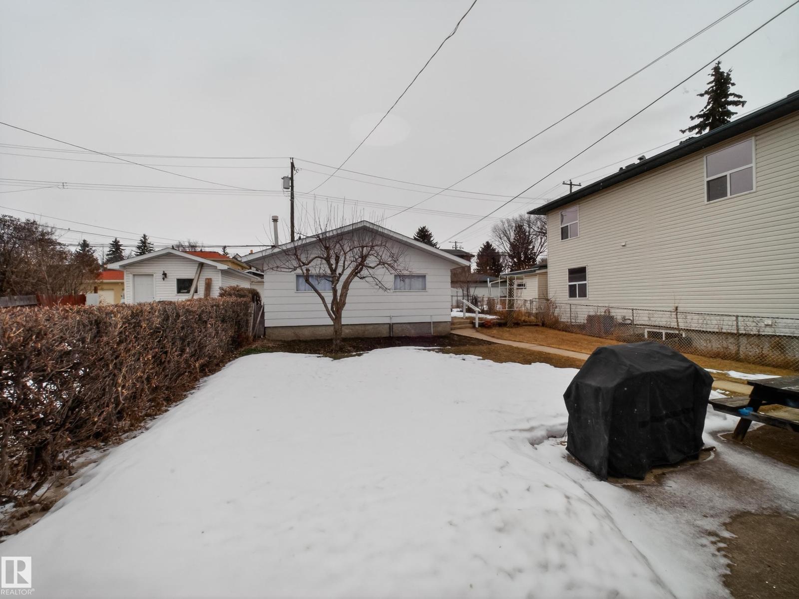 8906 83 AV NW, Edmonton