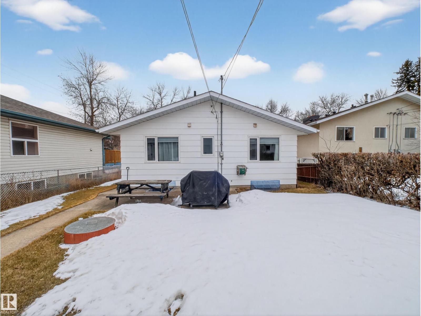 8906 83 AV NW, Edmonton