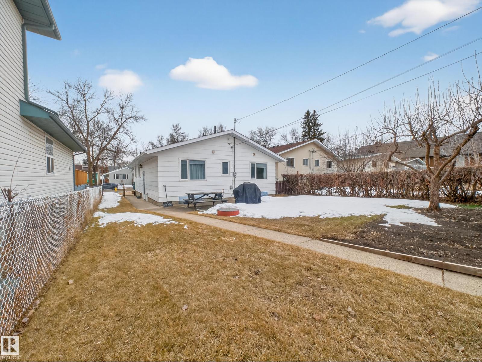 8906 83 AV NW, Edmonton