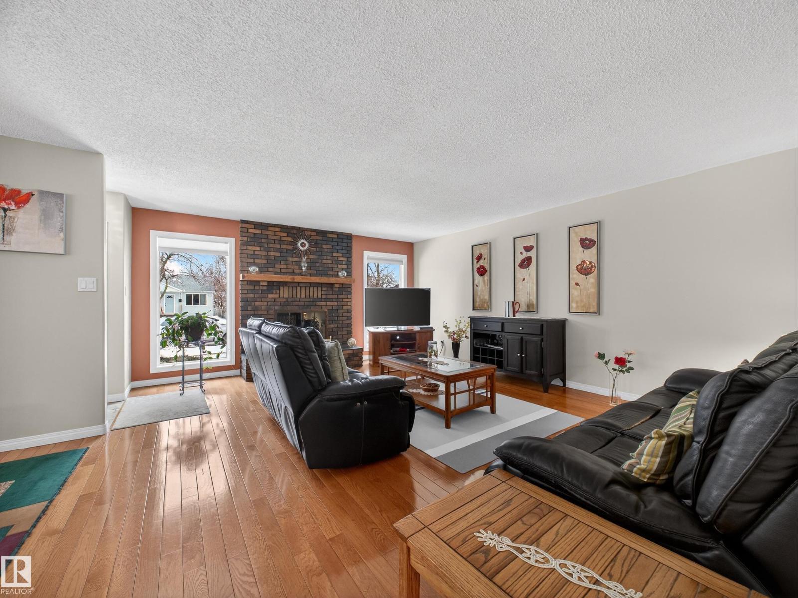 8906 83 AV NW, Edmonton