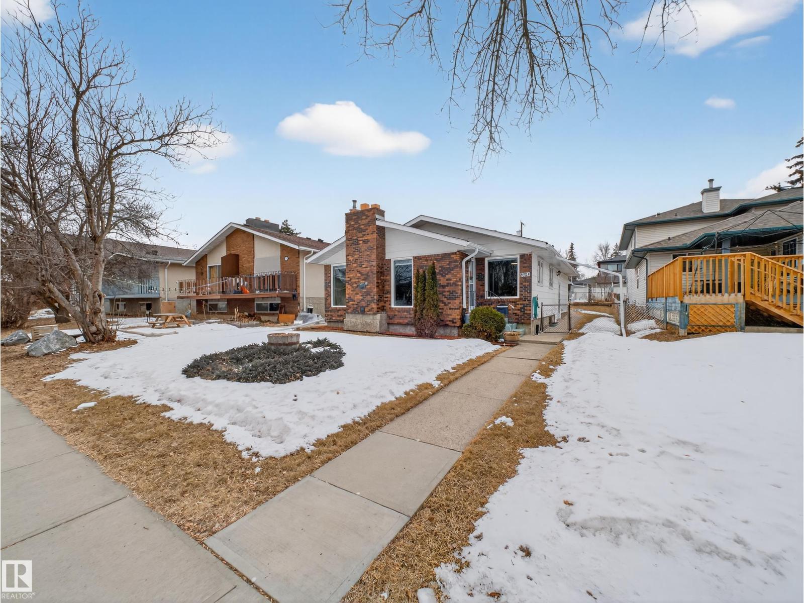 8906 83 AV NW, Edmonton