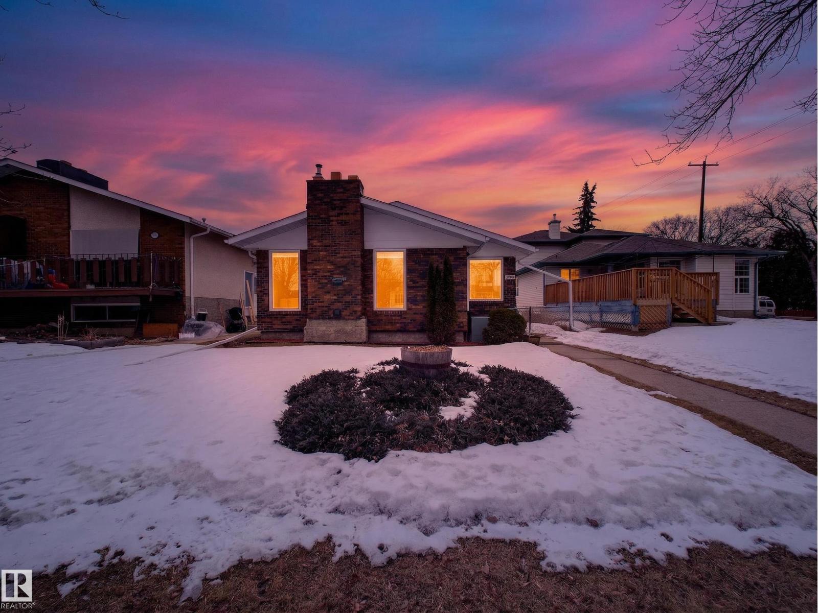 8906 83 AV NW, Edmonton