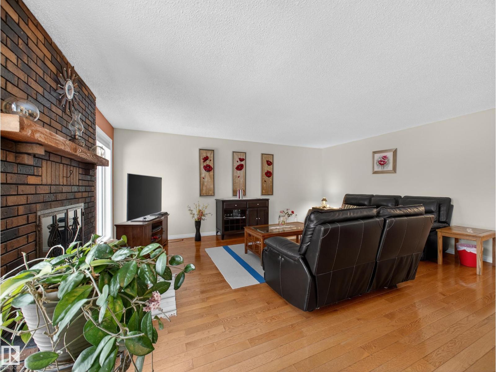 8906 83 AV NW, Edmonton