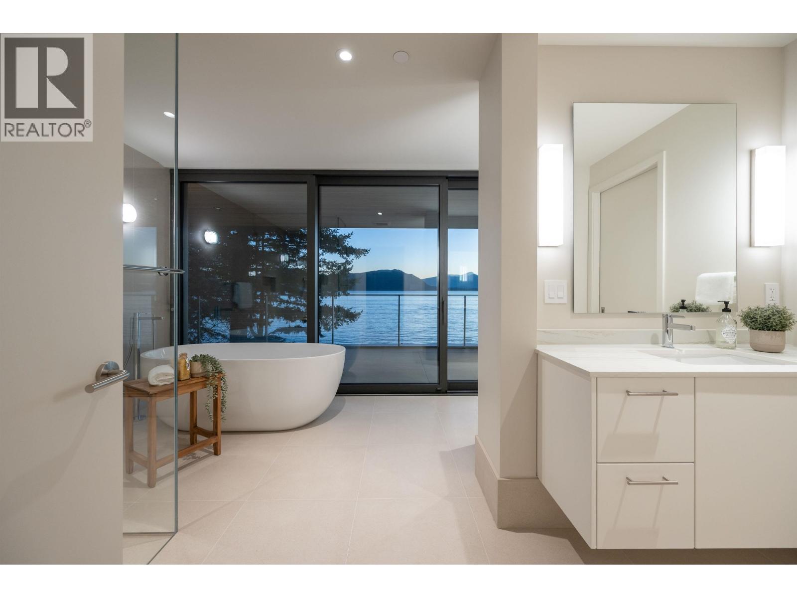 8885 LAWRENCE WAY, West Vancouver