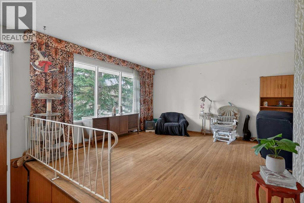 Single Family House Bi-level for Sale in  Vanguard Road NW Varsity Calgary 