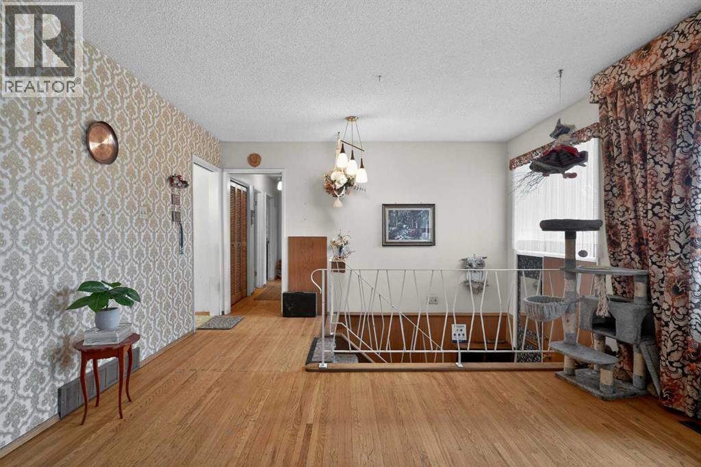 Single Family House Bi-level for Sale in  Vanguard Road NW Varsity Calgary 