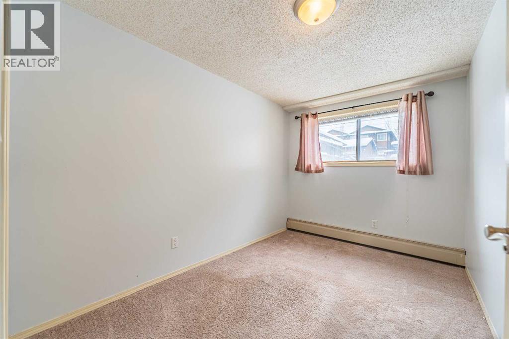 Single Family House Bi-level for Sale in   Avenue NE Tuxedo Park Calgary 