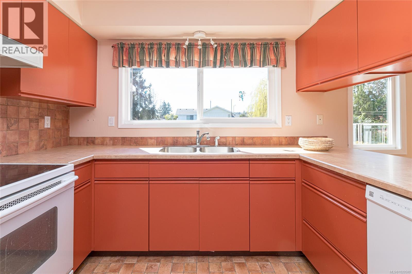 2615 Arbutus Rd - 17