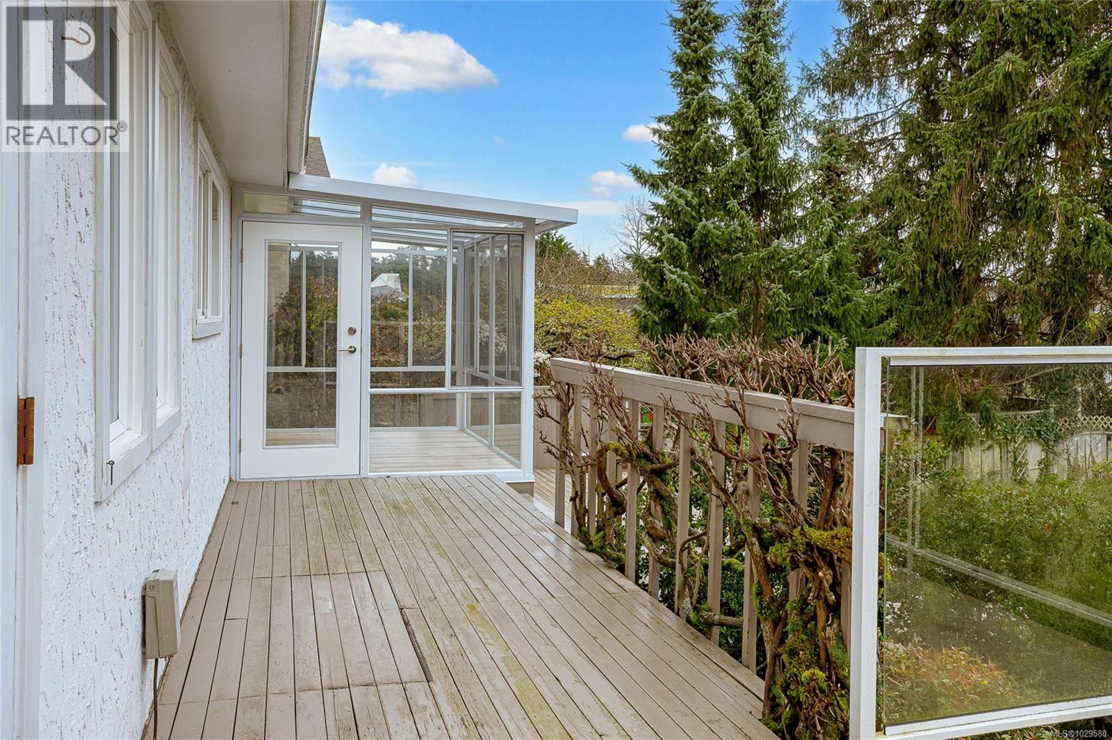 2615 Arbutus Rd - 13