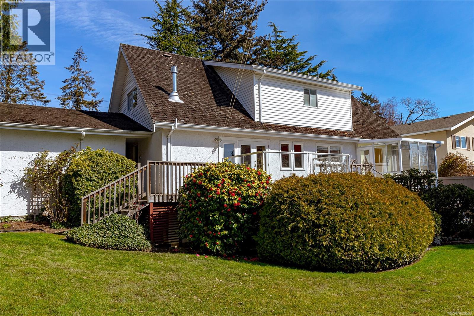 2615 Arbutus Rd - 4