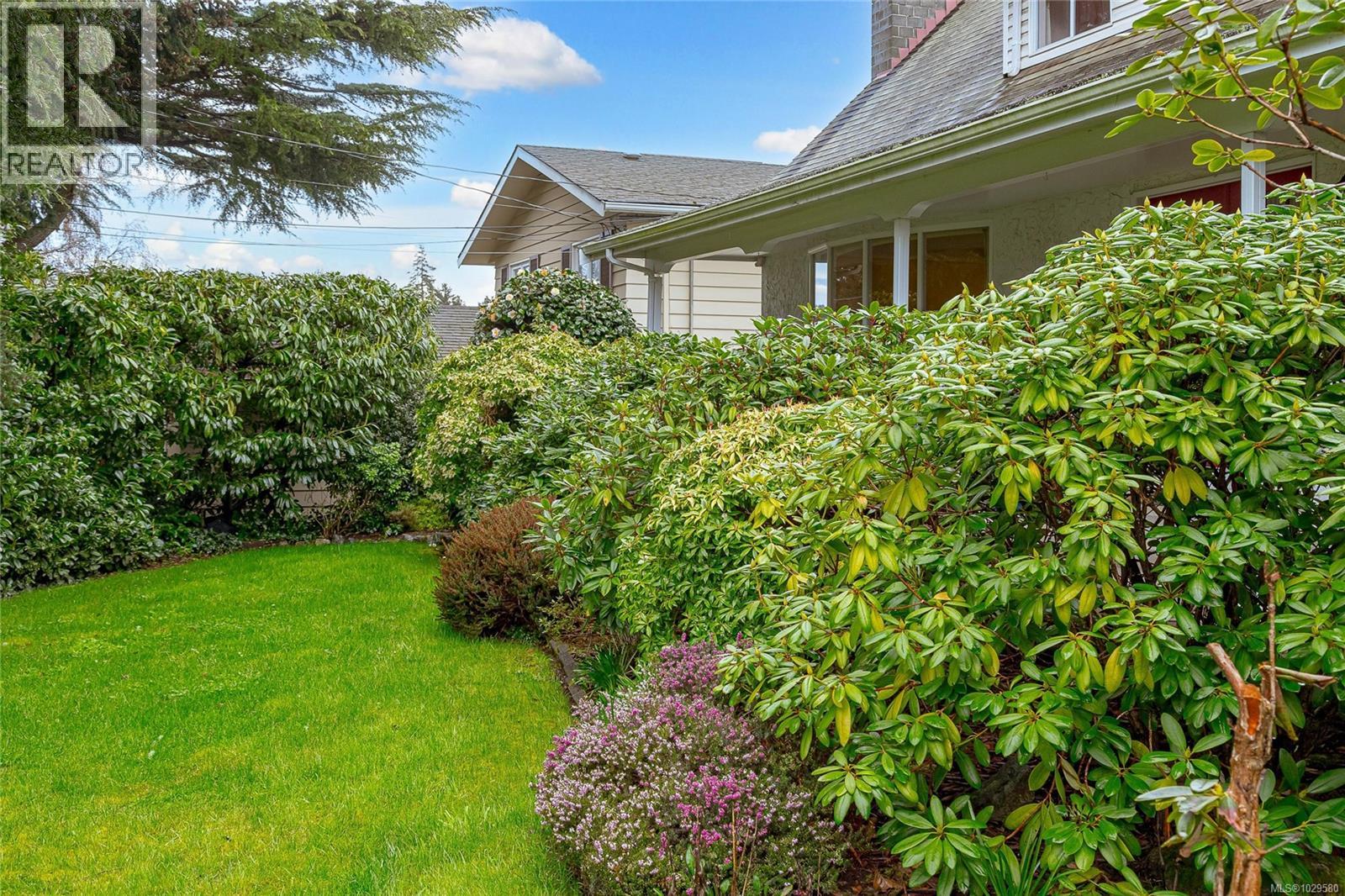 2615 Arbutus Rd - 2