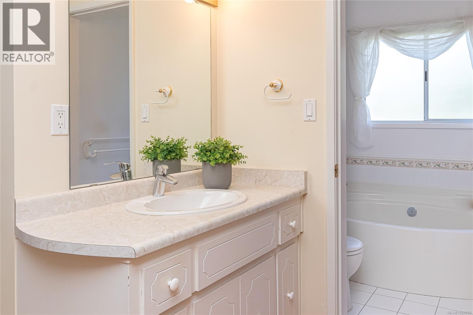 2615 Arbutus Rd - 23