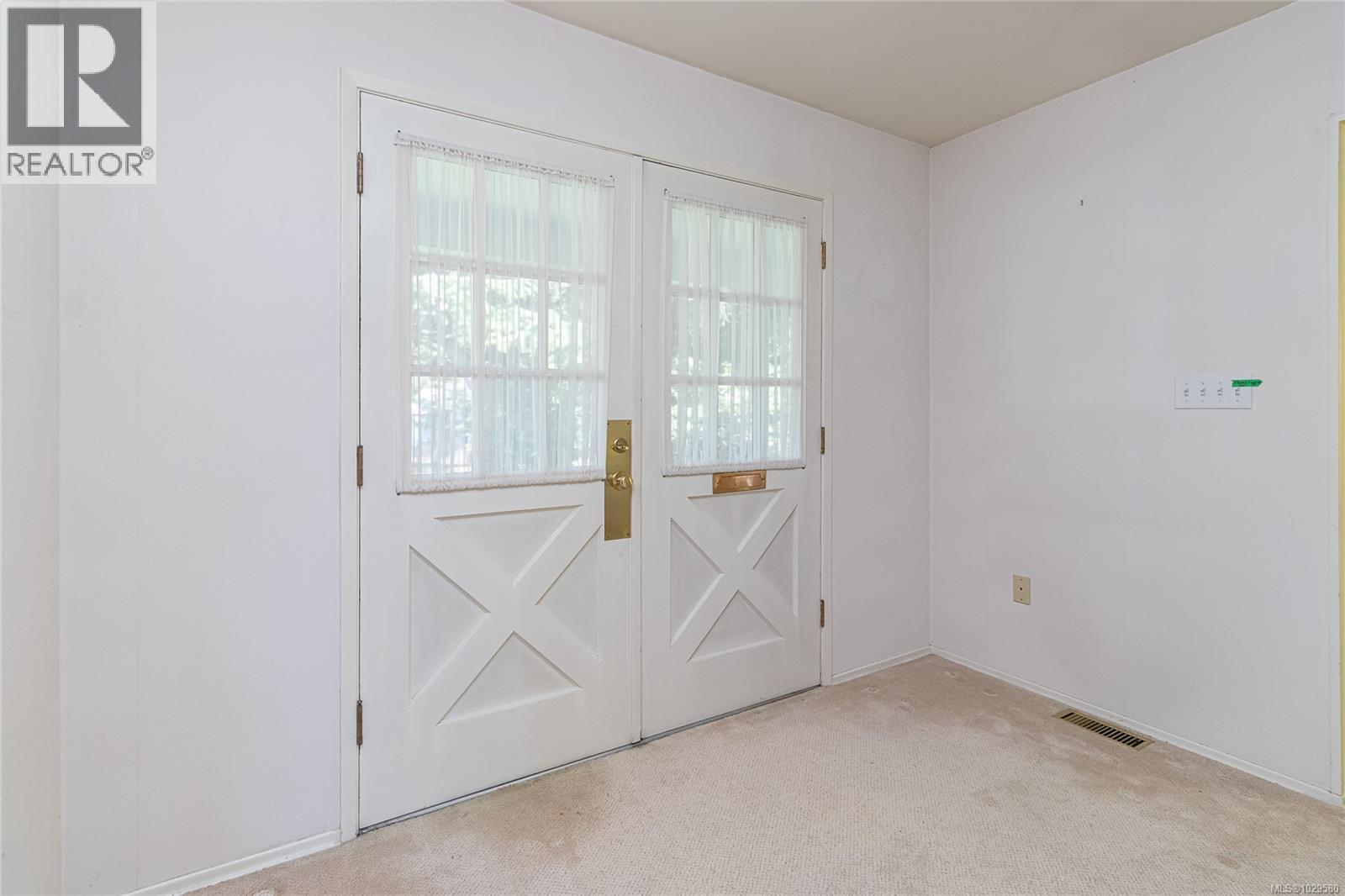 2615 Arbutus Rd - 7