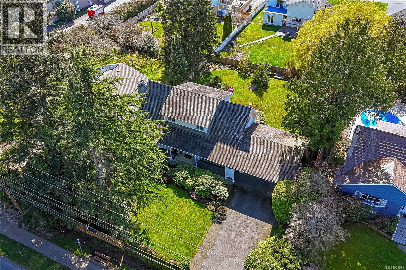 2615 Arbutus Rd - 52
