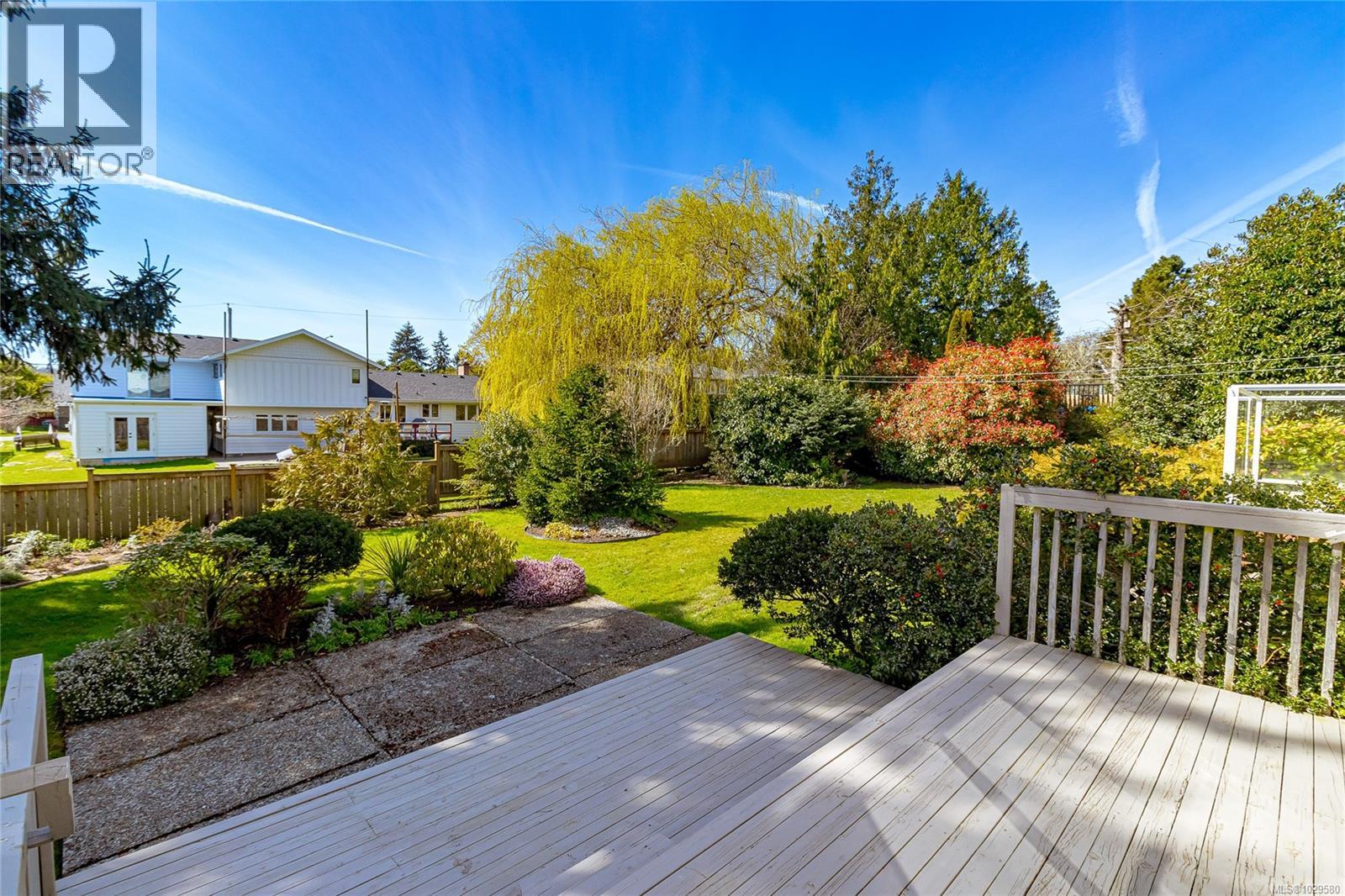 2615 Arbutus Rd - 34